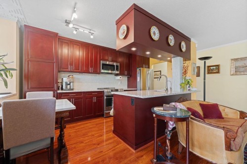 212-1425 Esquimalt Avenue, West Vancouver, BC - Indoor Photo Showing Kitchen