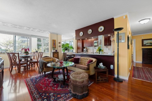 212-1425 Esquimalt Avenue, West Vancouver, BC - Indoor