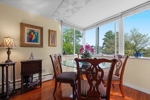 212-1425 Esquimalt Avenue, West Vancouver, BC - Indoor Photo Showing Dining Room