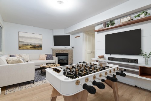 1250 Coast Meridian Road, Coquitlam, BC - Indoor Photo Showing Living Room With Fireplace
