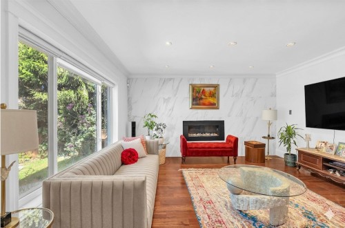 3263 Norwood Avenue, North Vancouver, BC - Indoor Photo Showing Living Room With Fireplace