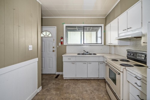 1963 Fraser Avenue, Port Coquitlam, BC - Indoor Photo Showing Kitchen
