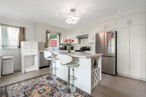4728 Duchess Street, Vancouver, BC - Indoor Photo Showing Kitchen
