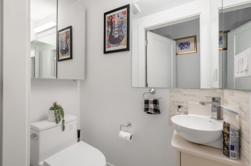 4728 Duchess Street, Vancouver, BC - Indoor Photo Showing Bathroom