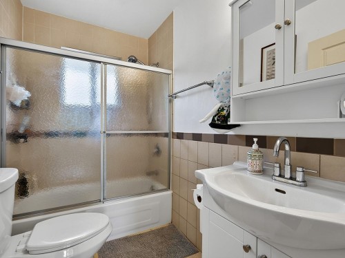 937 Kinsac Street, Coquitlam, BC - Indoor Photo Showing Bathroom