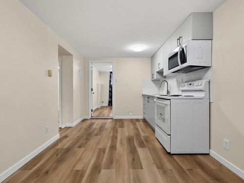 937 Kinsac Street, Coquitlam, BC - Indoor Photo Showing Kitchen