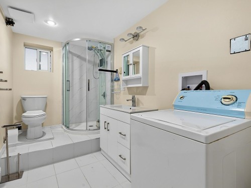 937 Kinsac Street, Coquitlam, BC - Indoor Photo Showing Laundry Room
