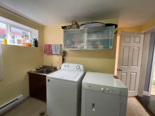 937 Kinsac Street, Coquitlam, BC - Indoor Photo Showing Laundry Room