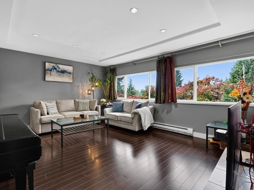 937 Kinsac Street, Coquitlam, BC - Indoor Photo Showing Living Room