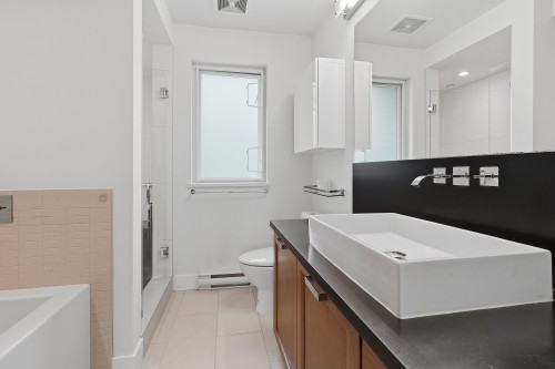 27-230 Salter Street, New Westminster, BC - Indoor Photo Showing Bathroom