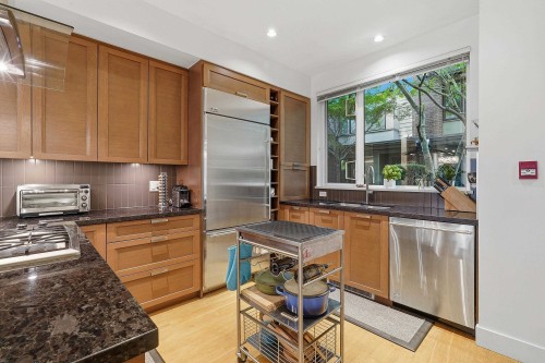 27-230 Salter Street, New Westminster, BC - Indoor Photo Showing Kitchen With Stainless Steel Kitchen