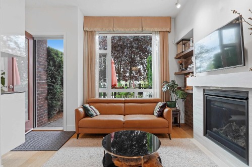 27-230 Salter Street, New Westminster, BC - Indoor Photo Showing Living Room With Fireplace
