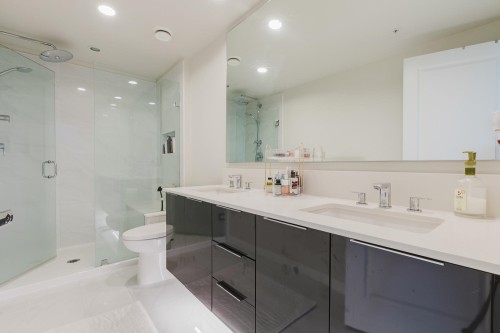 1305-3096 Windsor Gate, Coquitlam, BC - Indoor Photo Showing Bathroom