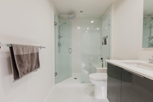 1305-3096 Windsor Gate, Coquitlam, BC - Indoor Photo Showing Bathroom