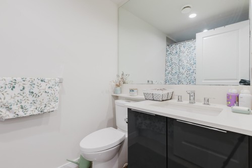 1305-3096 Windsor Gate, Coquitlam, BC - Indoor Photo Showing Bathroom