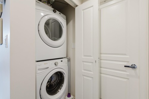 1305-3096 Windsor Gate, Coquitlam, BC - Indoor Photo Showing Laundry Room