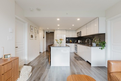 1305-3096 Windsor Gate, Coquitlam, BC - Indoor Photo Showing Kitchen
