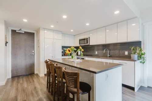 1305-3096 Windsor Gate, Coquitlam, BC - Indoor Photo Showing Kitchen