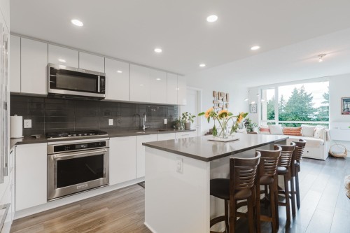 1305-3096 Windsor Gate, Coquitlam, BC - Indoor Photo Showing Kitchen With Upgraded Kitchen