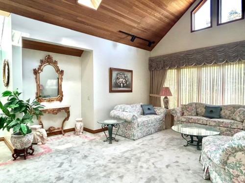 8351 Sunnywood Drive, Richmond, BC - Indoor Photo Showing Living Room