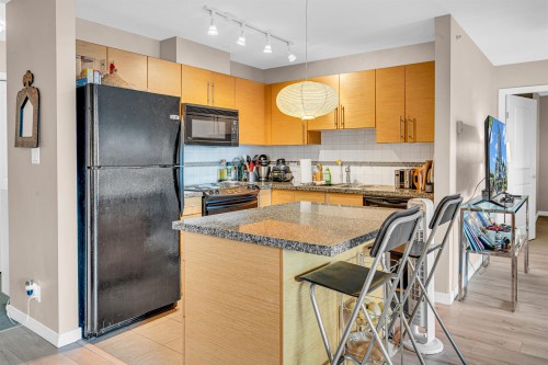 501-2225 Holdom Avenue, Burnaby, BC - Indoor Photo Showing Kitchen