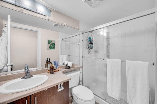 501-2225 Holdom Avenue, Burnaby, BC - Indoor Photo Showing Bathroom