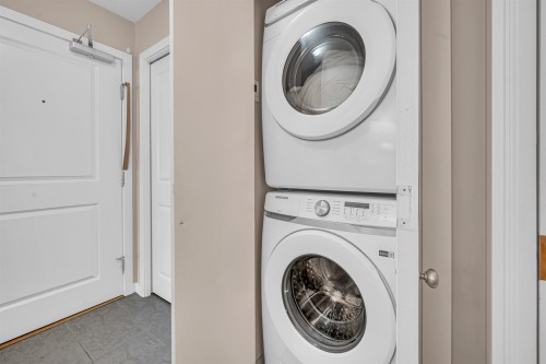 501-2225 Holdom Avenue, Burnaby, BC - Indoor Photo Showing Laundry Room