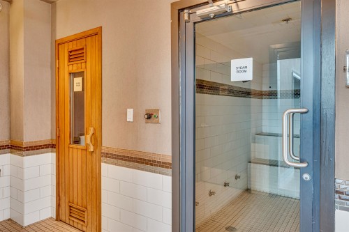 501-2225 Holdom Avenue, Burnaby, BC - Indoor Photo Showing Bathroom