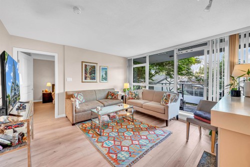 501-2225 Holdom Avenue, Burnaby, BC - Indoor Photo Showing Living Room