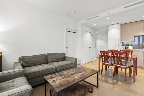 704-1675 Lions Gate Lane, North Vancouver, BC - Indoor Photo Showing Living Room