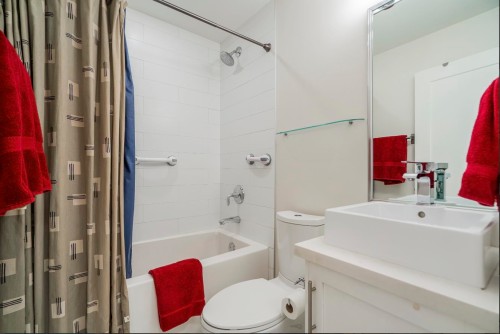 119 27Th Avenue E, Vancouver, BC - Indoor Photo Showing Bathroom