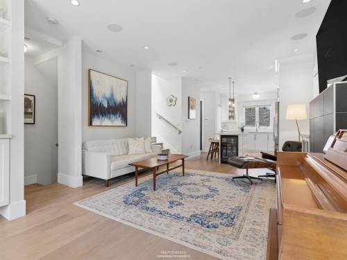 119 27Th Avenue E, Vancouver, BC - Indoor Photo Showing Living Room