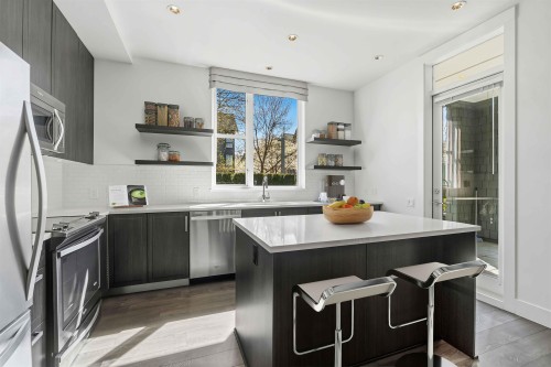 109-550 Seaborne Place, Port Coquitlam, BC - Indoor Photo Showing Kitchen With Upgraded Kitchen