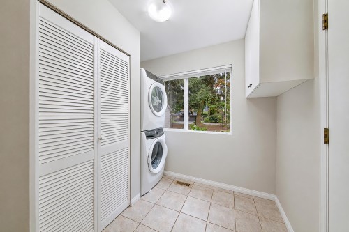 12209 Skillen Street, Maple Ridge, BC - Indoor Photo Showing Laundry Room