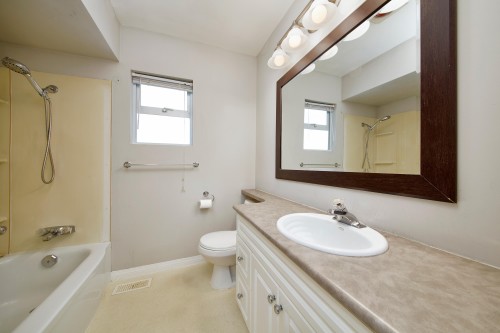 12209 Skillen Street, Maple Ridge, BC - Indoor Photo Showing Bathroom