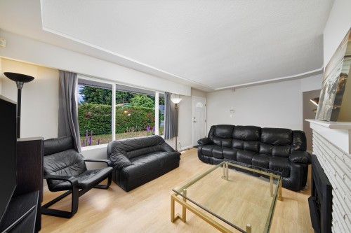 12209 Skillen Street, Maple Ridge, BC - Indoor Photo Showing Living Room