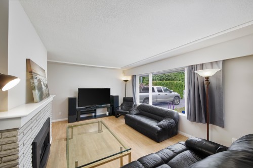 12209 Skillen Street, Maple Ridge, BC - Indoor Photo Showing Living Room