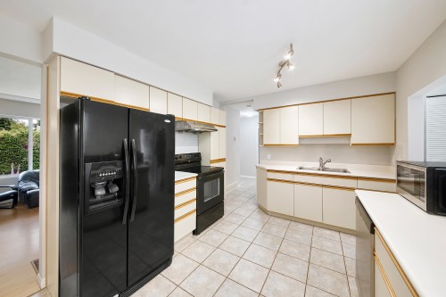 12209 Skillen Street, Maple Ridge, BC - Indoor Photo Showing Kitchen With Double Sink