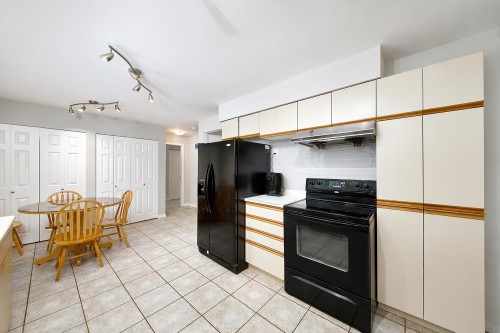 12209 Skillen Street, Maple Ridge, BC - Indoor Photo Showing Kitchen