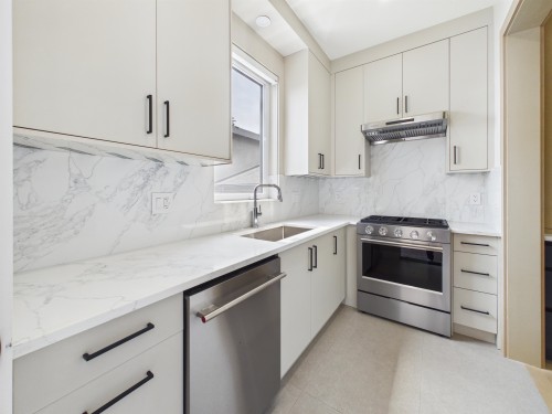 1-6512 Grant Street, Burnaby, BC - Indoor Photo Showing Kitchen With Upgraded Kitchen