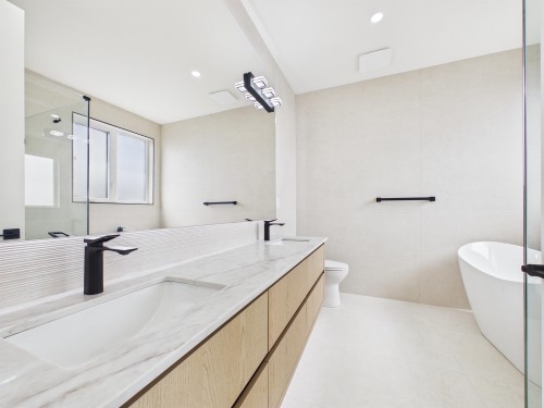 1-6512 Grant Street, Burnaby, BC - Indoor Photo Showing Bathroom