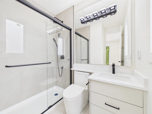 1-6512 Grant Street, Burnaby, BC - Indoor Photo Showing Bathroom