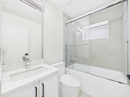 1-6512 Grant Street, Burnaby, BC - Indoor Photo Showing Bathroom