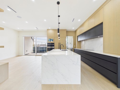 1-6512 Grant Street, Burnaby, BC - Indoor Photo Showing Kitchen With Upgraded Kitchen