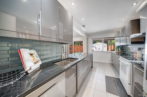 2535 Gordon Avenue, Port Coquitlam, BC - Indoor Photo Showing Kitchen With Double Sink With Upgraded Kitchen