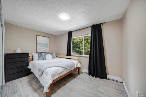2535 Gordon Avenue, Port Coquitlam, BC - Indoor Photo Showing Bedroom