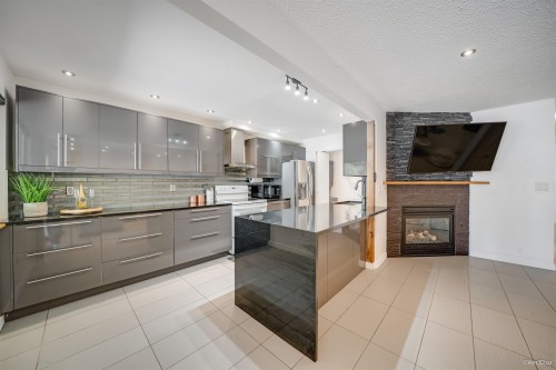 2535 Gordon Avenue, Port Coquitlam, BC - Indoor Photo Showing Kitchen With Fireplace With Upgraded Kitchen