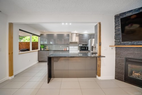 2535 Gordon Avenue, Port Coquitlam, BC - Indoor With Fireplace
