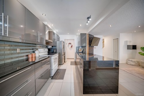 2535 Gordon Avenue, Port Coquitlam, BC - Indoor Photo Showing Kitchen