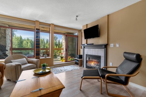 209-8080 Nicklaus North Boulevard, Whistler, BC - Indoor Photo Showing Living Room With Fireplace